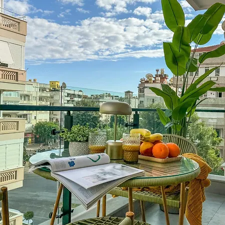 Qoople Prive Just Steps From The Sea Apartment